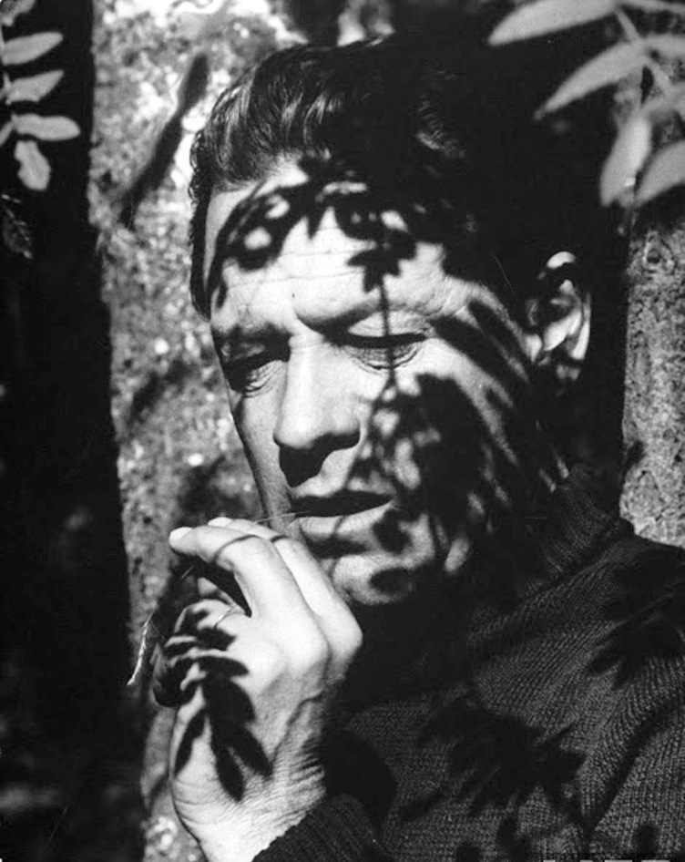 William Holden, na Dinamarca, durante as filmagens de The Counterfeit Traitor de George Seaton 1962 photo Gjon Mili
